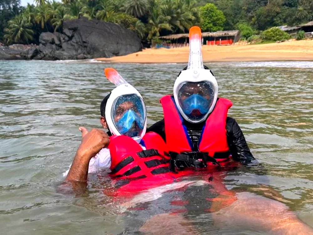 Guests floating in the sea with full-face masks and life jackets